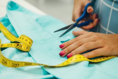 Santimetre ve kumaş makas