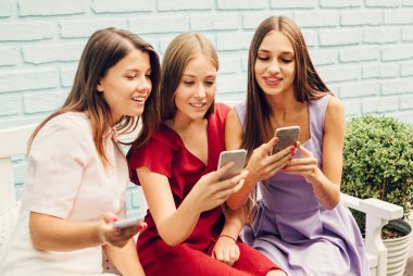 Modern telefonlarını kullanan kadın