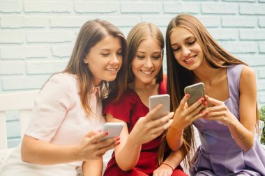 Modern telefonlarını kullanan kadın