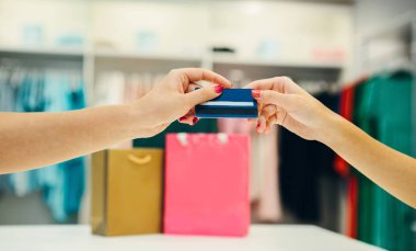 Kredi kartı ile alışveriş kadın 