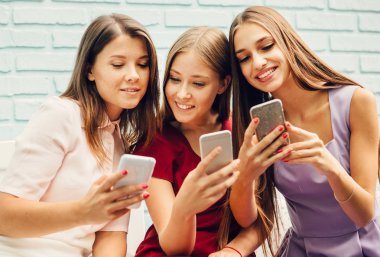 Modern telefonlarını kullanan kadın