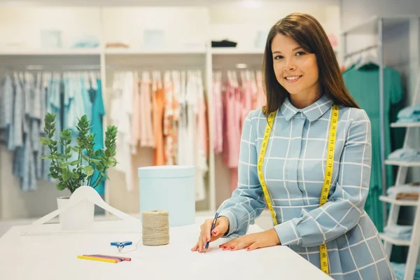 Dressmaker working in sewing workshop — Stock Photo, Image