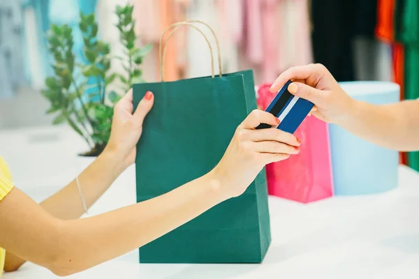 Femme dans la boutique avec carte de crédit — Photo