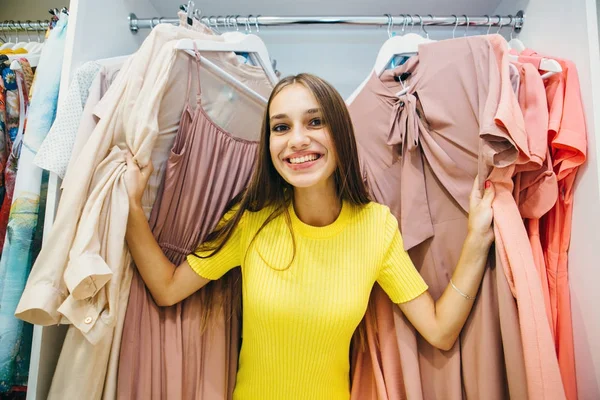 Belleza chica en tienda de moda — Foto de Stock