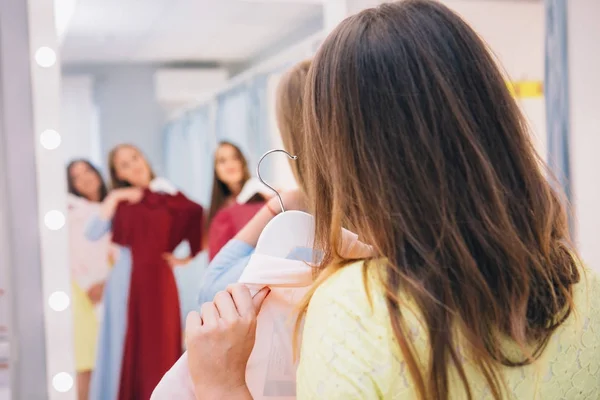 Meisjes jurken in winkelcentrum kiezen — Stockfoto