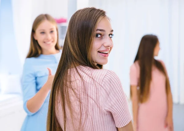 Menina olhando para amigo no guarda-roupa — Fotografia de Stock