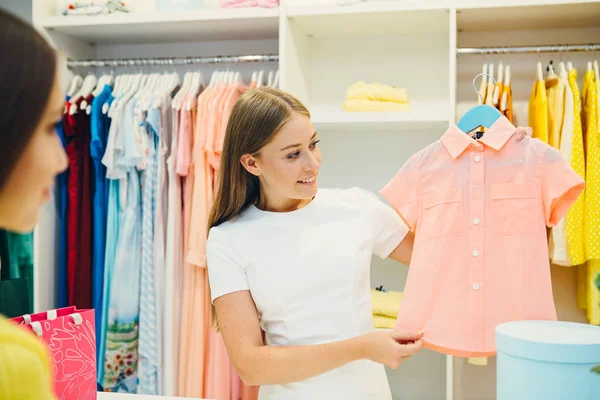 Vrouw jurk kiezen tijdens het winkelen — Stockfoto