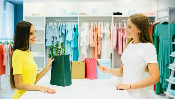 Mujer en tienda con tarjeta de crédito —  Fotos de Stock