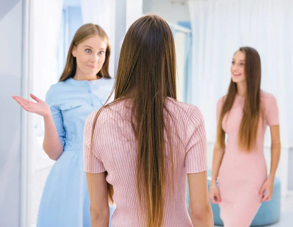 Meisje kijkend naar vriend in kledingkast — Stockfoto