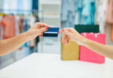 Kredi kartı ile alışveriş kadın 