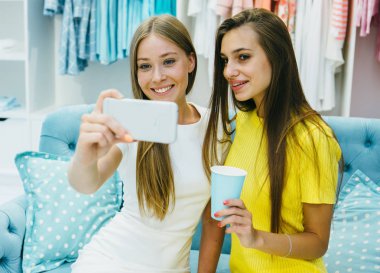 Çekici kadın selfie yapma