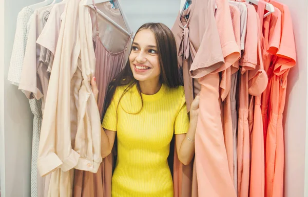 Meisje van de schoonheid in mode winkel — Stockfoto