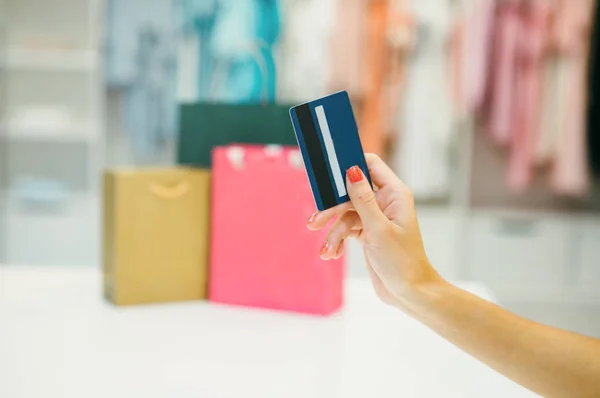 Femme dans la boutique avec carte de crédit — Photo
