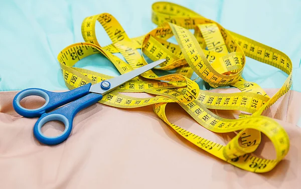 Santimetre ve kumaş makas.