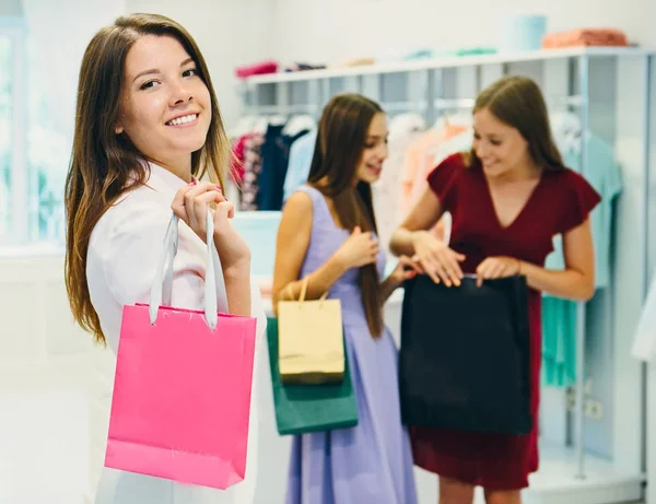 Chicas jóvenes haciendo compras —  Fotos de Stock