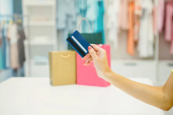 Femme dans la boutique avec carte de crédit — Photo