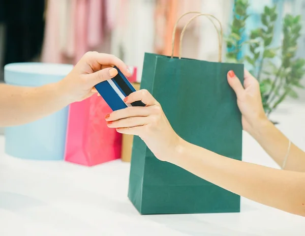 Mujer en tienda con tarjeta de crédito —  Fotos de Stock