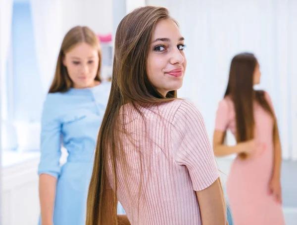 Menina olhando para amigo no guarda-roupa — Fotografia de Stock