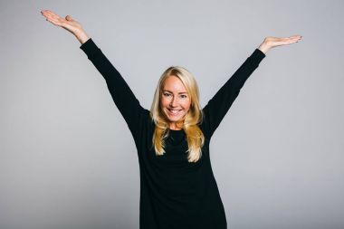 mutlu kadın kolları olan siyah