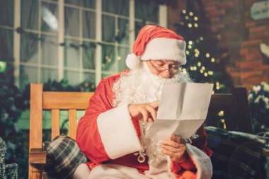 Noel Baba'ya mektup çocuklar okuyun.