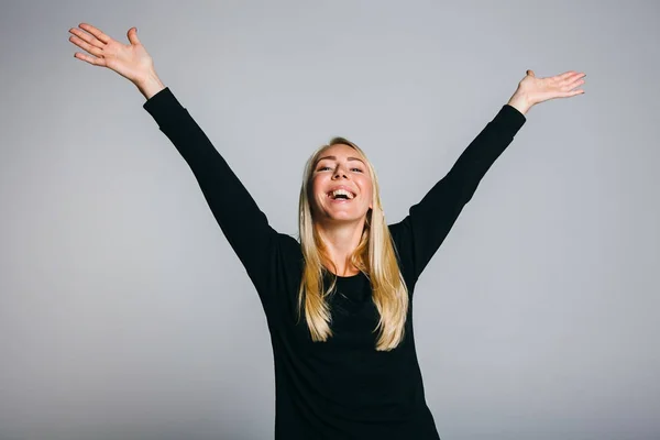 Mulher feliz em preto com os braços para cima — Fotografia de Stock