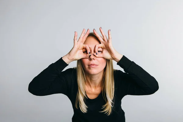 Gelukkige vrouw in zwart met armen omhoog — Stockfoto