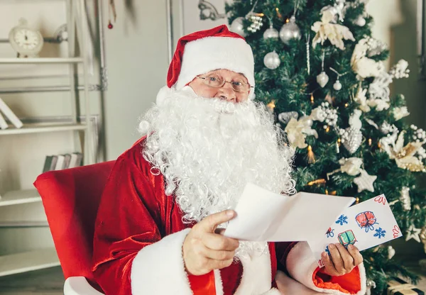 Santa Claus leyó carta de los niños —  Fotos de Stock