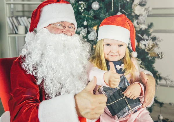 Niña sentada con Santa — Foto de Stock