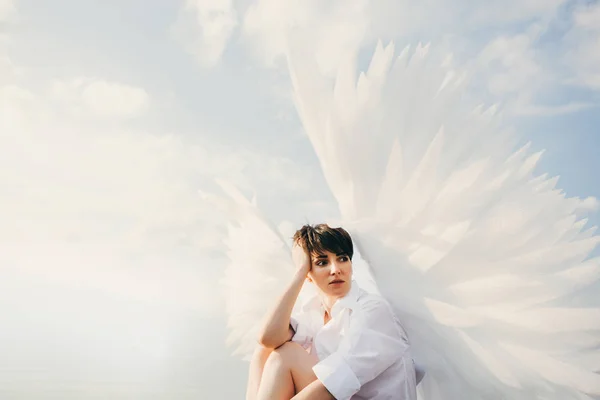Молодая женщина с белыми крыльями — стоковое фото