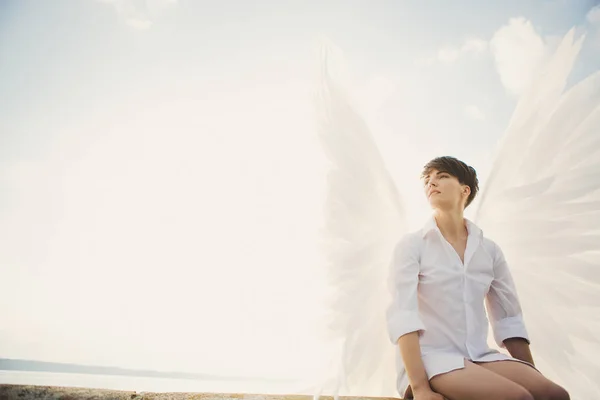 Mladá žena s bílými křídly — Stock fotografie
