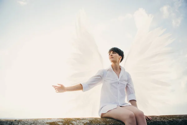 Ung kvinna med vita vingar — Stockfoto