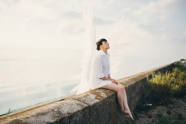 白い翼を持つ若い女性 — ストック写真
