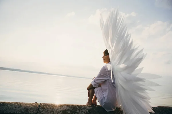 Jeune femme aux ailes blanches — Photo