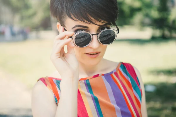 Модна жінка в сонцезахисних окулярах — стокове фото