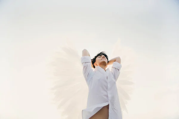 Młoda kobieta z białymi skrzydłami — Zdjęcie stockowe