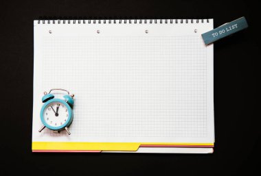 Mavi çalar saat, temiz açık defter günlüğü.