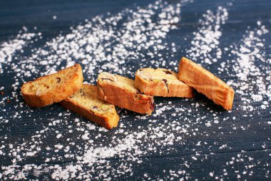 Siyah izole arkaplanda çerezler.