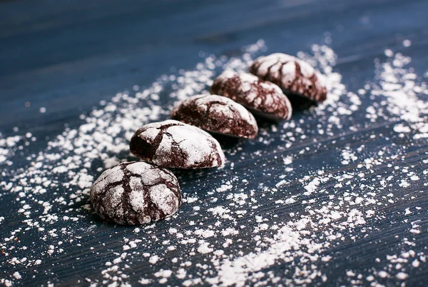 Galletas sobre fondo negro . — Foto de Stock