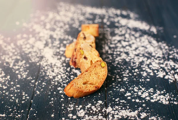 Ookies sobre un negro aislado fondo . —  Fotos de Stock