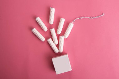 Pembe arka planda tıbbi kadın tamponu.