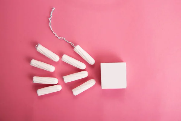 Medische vrouwelijke tampon op een roze achtergrond. — Stockfoto