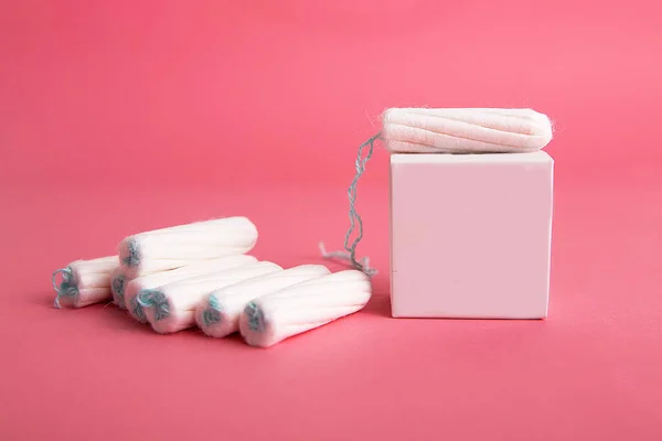 粉红背景的女医务人员卫生棉条. — 图库照片