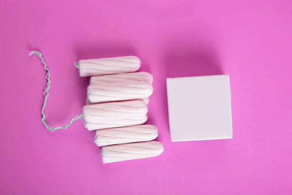 Tampão feminino médico em um fundo rosa . — Fotografia de Stock