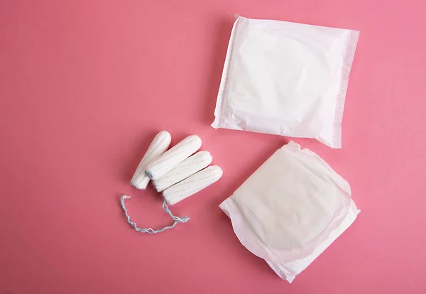 Tampon wanita medis pada latar belakang merah muda . — Stok Foto