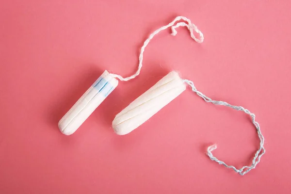 Medizinischer weiblicher Tampon auf rosa Hintergrund. — Stockfoto