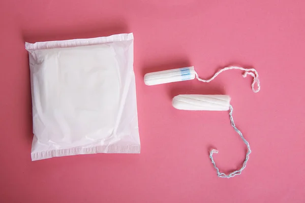 Medizinischer weiblicher Tampon auf rosa Hintergrund. — Stockfoto