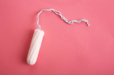 Pembe arka planda tıbbi kadın tamponu.