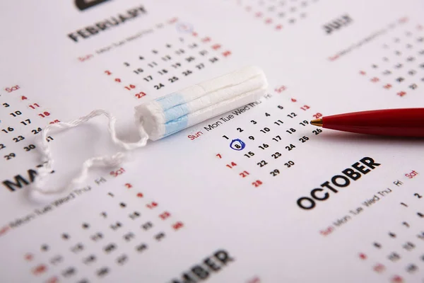 Tampone medico femminile su sfondo rosa . — Foto Stock