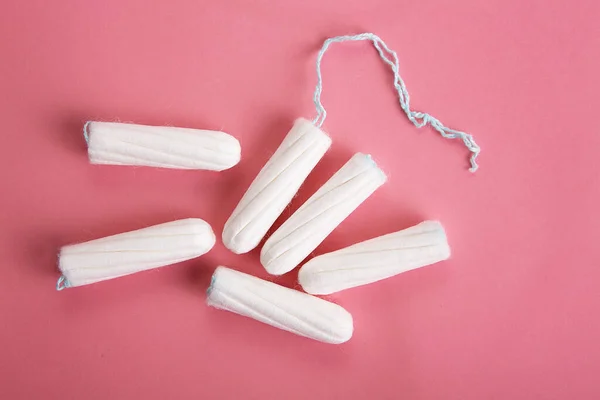 Medische vrouwelijke tampon op een roze achtergrond. — Stockfoto