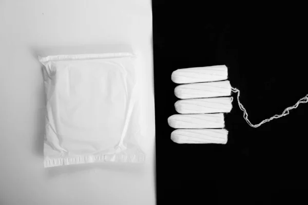 Tampón médico femenino sobre fondo blanco . —  Fotos de Stock